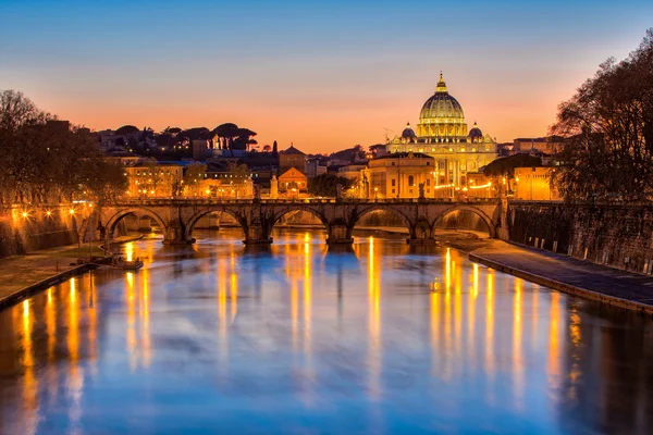 O Estado da Cidade do Vaticano no crepúsculo — Fotografia de Stock