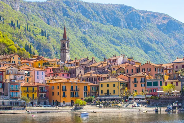 ヴァレンナ町コモ湖、ミラノ、イタリアの — ストック写真
