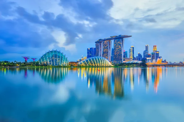 Vista da cidade de Singapura skyline à noite — Fotografia de Stock