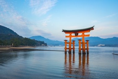 Torii kayan kapı Miyajima, Japonya