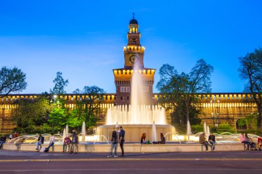 Geceleri Sforza Kalesi, Milano, İtalya