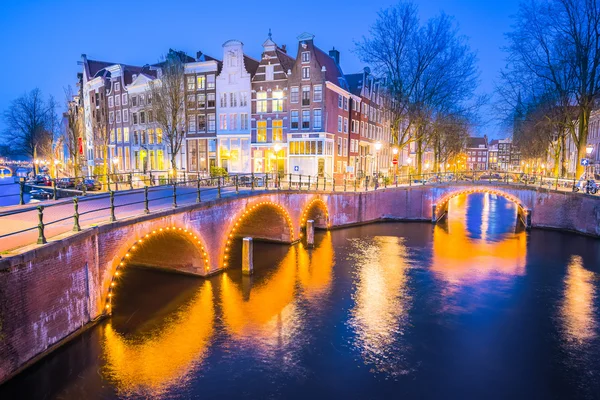 Csatorna Amszterdamban éjjel — Stock Fotó