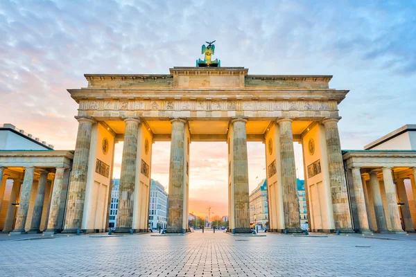 Porte de Brandebourg avec le lever du soleil à Berlin, Allemagne — Photo