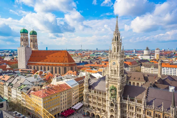 A légi felvétel a Marienplatz városháza és a Frauenkirche-München, — Stock Fotó