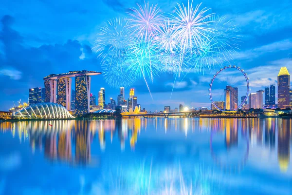 Feux d'artifice avec vue sur la ville de Singapour la nuit — Photo