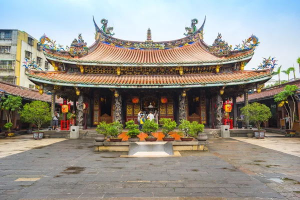 De Dalongdong Baoan tempel in Taipei, Taiwan — Stockfoto