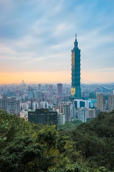 Coucher de soleil sur Taipei ville skyline à Taiwan — Photo