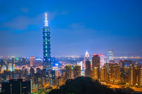 Taipei stadens silhuett på natten i Taiwan — Stockfoto