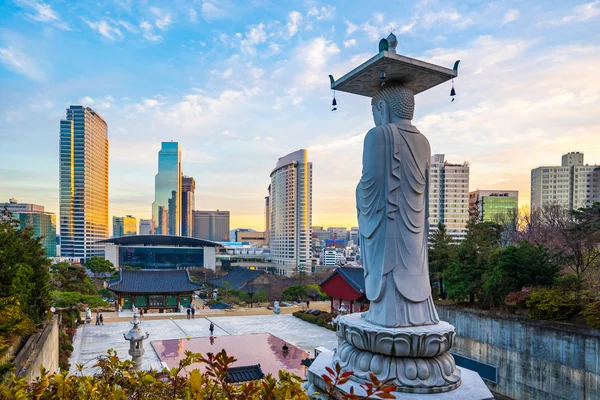 O Grande Buda no Templo de Bongeunsa - Seul, Coreia do Sul — Fotografia de Stock