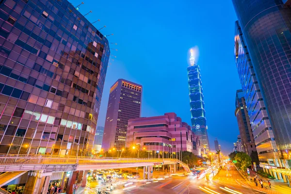 Тайбэй Сити-стрит ночью — стоковое фото