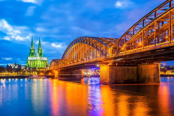 Catedral de Colonia y Puente Hohenzollern, Colonia, Alemania — Foto de Stock