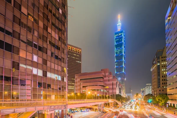 Тайбэй, Тайвань ночью — стоковое фото