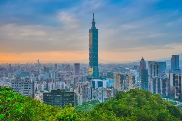 Linha do horizonte da cidade de Taipei com o pôr do sol em Taiwan — Fotografia de Stock