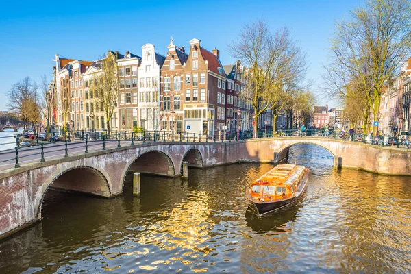 Hermosa vista de los canales de Ámsterdam con puente y holandés típico — Foto de Stock