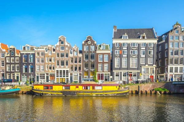 Weergave van grachtenpand in Amsterdam, Nederland — Stockfoto