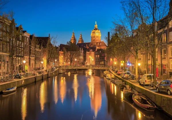 Kanałów w Amsterdamie w nocy. — Zdjęcie stockowe