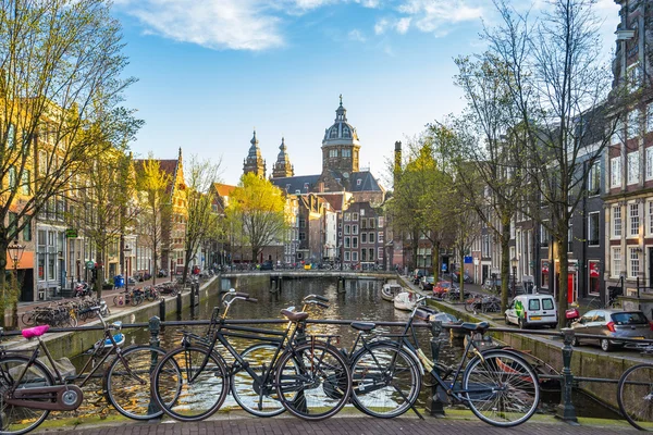 Nézd csatorna ház, Amszterdam, Hollandia — Stock Fotó