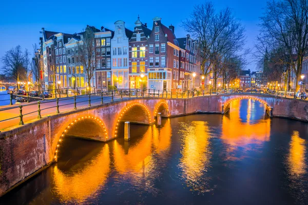 Vista do Canal House à noite em Amsterdã, Países Baixos — Fotografia de Stock