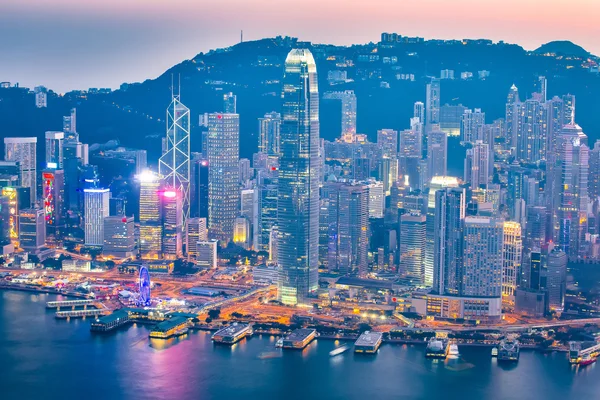 Noite no Victoria Harbor no horizonte da cidade de Hong Kong — Fotografia de Stock