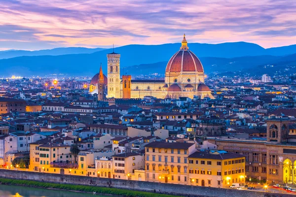 Нічний погляд skyline Флоренції в Тоскана, Італія — стокове фото
