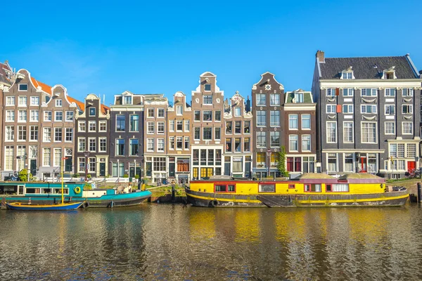Hermosa vista de los canales de Ámsterdam con puente y holandés típico —  Fotos de Stock