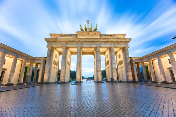 Vyn lång exponering av Brandenburger Tor i Berlin, Tyskland — Stockfoto