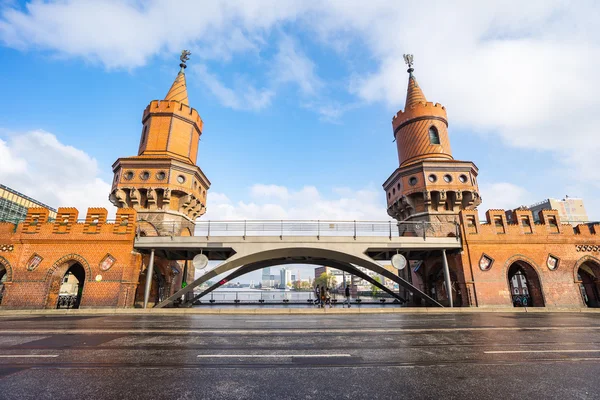 Ponte Oberbaum em Berlim, Alemanha — Fotografia de Stock