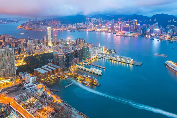 Noche en el Puerto Victoria en Hong Kong skyline de la ciudad — Foto de Stock