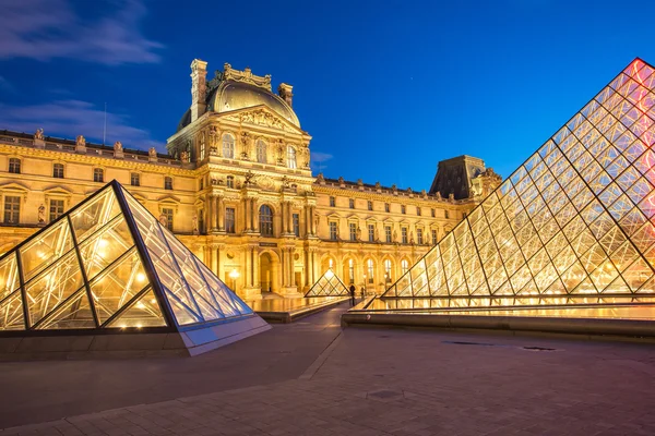 Museo del Louvre en el centro de París, Francia . —  Fotos de Stock
