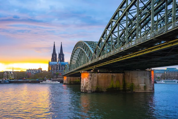 Vista al atardecer de la Catedral de Colonia en Colonia, Alemania — Foto de Stock