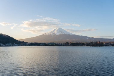 Japonya 'daki Fujisan dağıyla Kawagushiko Gölü.
