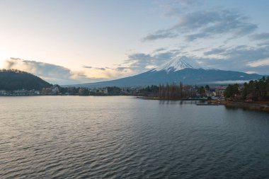 Japonya 'daki Kawagushiko Gölü manzaralı Fujisan Dağı.