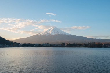 Japonya 'daki Kawagushiko Gölü manzaralı Fujisan Dağı.