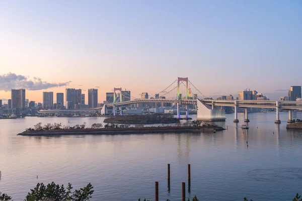 Tokyo Körfezi Alacakaranlıkta Tokyo Şehrindeki Gökkuşağı Köprüsü Manzaralı — Stok fotoğraf