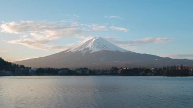 Japonya 'daki Fujisan Dağı manzaralı Kawaguchiko Gölü