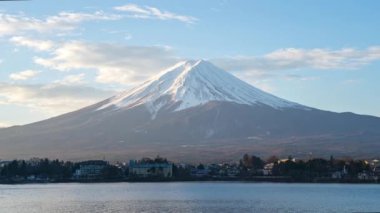 Japonya 'daki Kawaguchiko Gölü manzaralı Fuji Dağı.