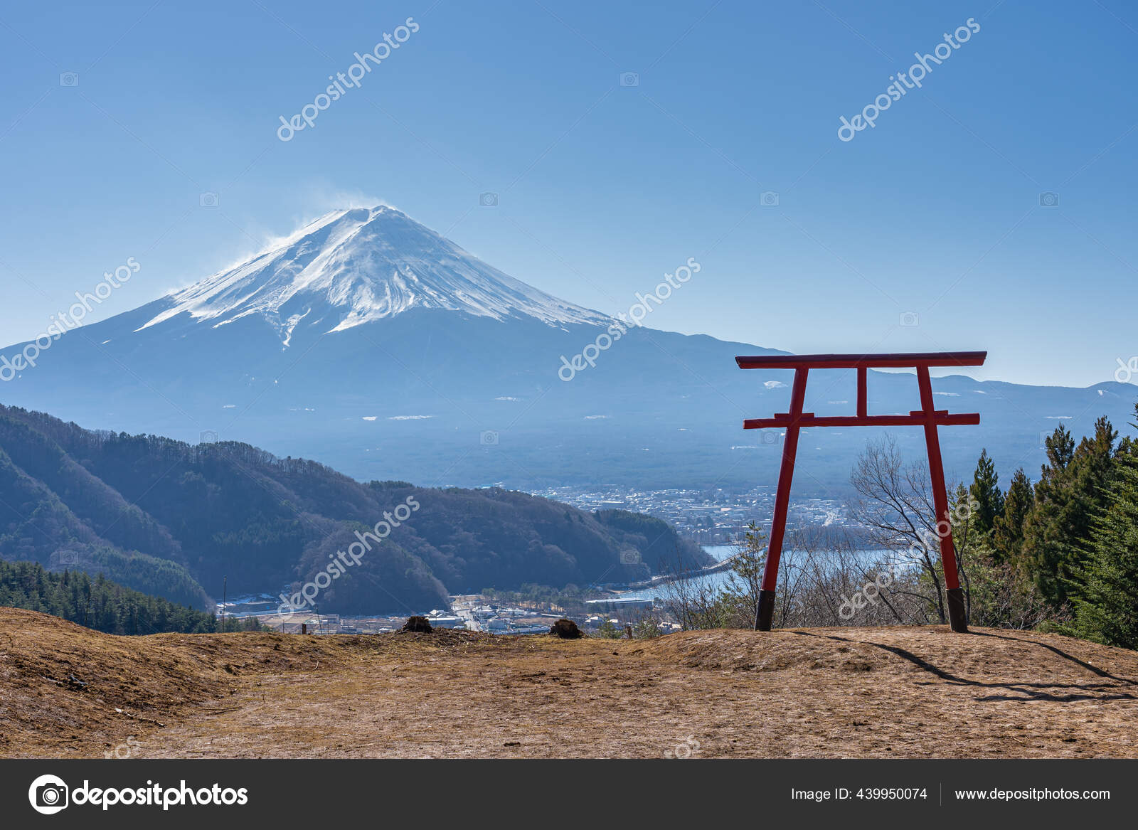 以富士山为背景的浅山神龛洞里门景观 图库照片 C Ixuskmitl Hotmail Com