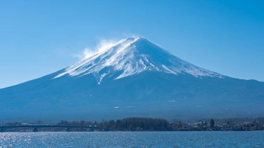 Japonya 'da Kawaguchiko Gölü ile Fuji Dağı manzarası.