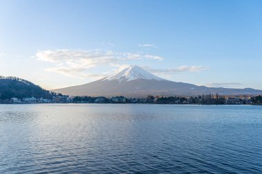 Japonya 'daki Fuji Dağı manzaralı Kawaguchiko Gölü.