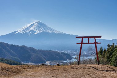 Arka planda Fuji Dağı olan Asama Tapınağı 'nın Torii kapısı görüntüsü.