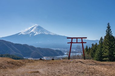 Japonya, Kawaguchiko 'daki Asama Tapınağı' nın Torii kapısı ile Fuji Dağı..