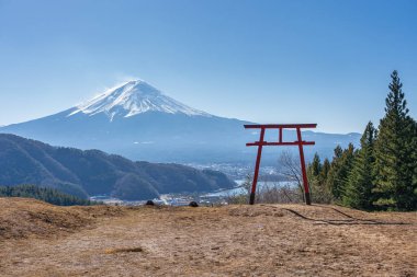 Kawaguchiko, Japonya 'da Torii kapılı Fuji Dağı.