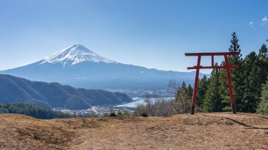 Kawaguchiko, Japonya 'da Torii kapılı Fuji Dağı.