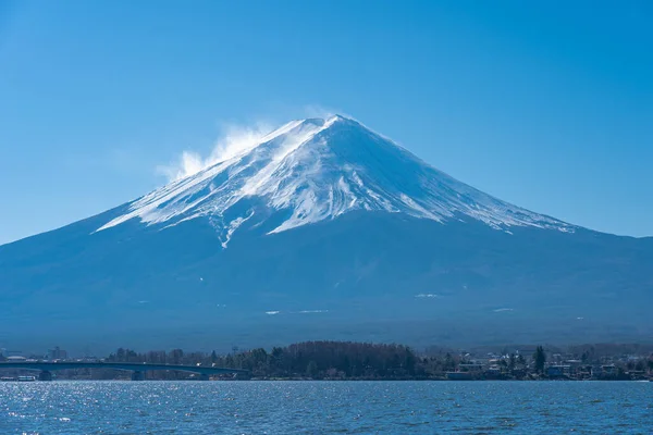 日本の河口湖で富士山を間近に見る ストック写真