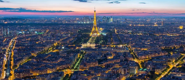 Paris - 14 Mayıs: Eyfel Kulesi ışık performansı gösteri Paris, Fransa