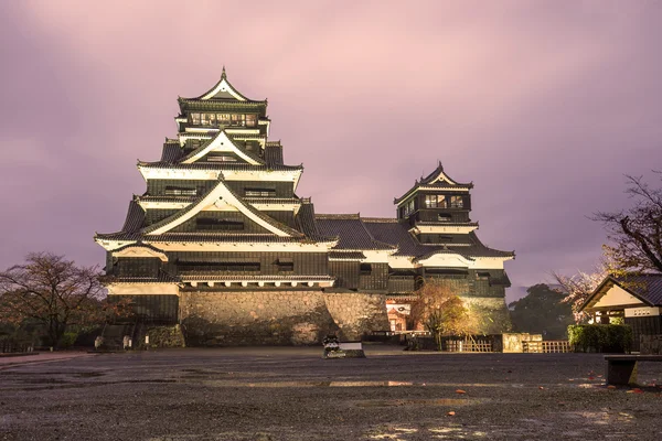 Crépuscule du château de Kumamoto dans le nord de Kyushu, Japon — Photo