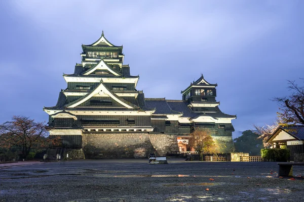 Abenddämmerung der Kumamoto-Burg im nördlichen Kyushu, Japan — Stockfoto