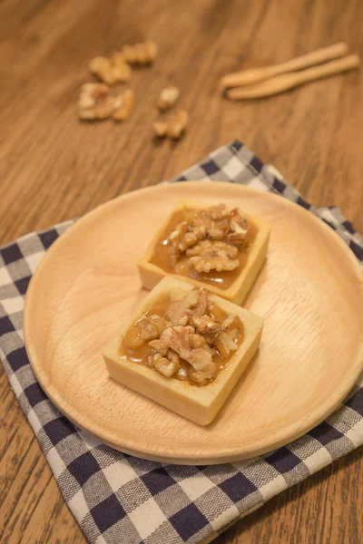 Delizioso dessert con torta di noci caramello fresco presentato piacevolmente su woo — Foto Stock