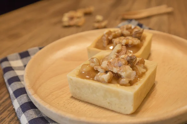 Delizioso dessert con torta di noci caramello fresco presentato piacevolmente su woo — Foto Stock