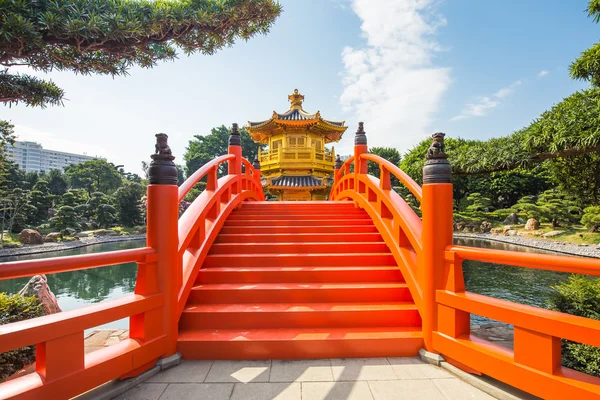 Goldener Pavillon der Perfektion in nan lian garden, hong kong, chi — Stockfoto